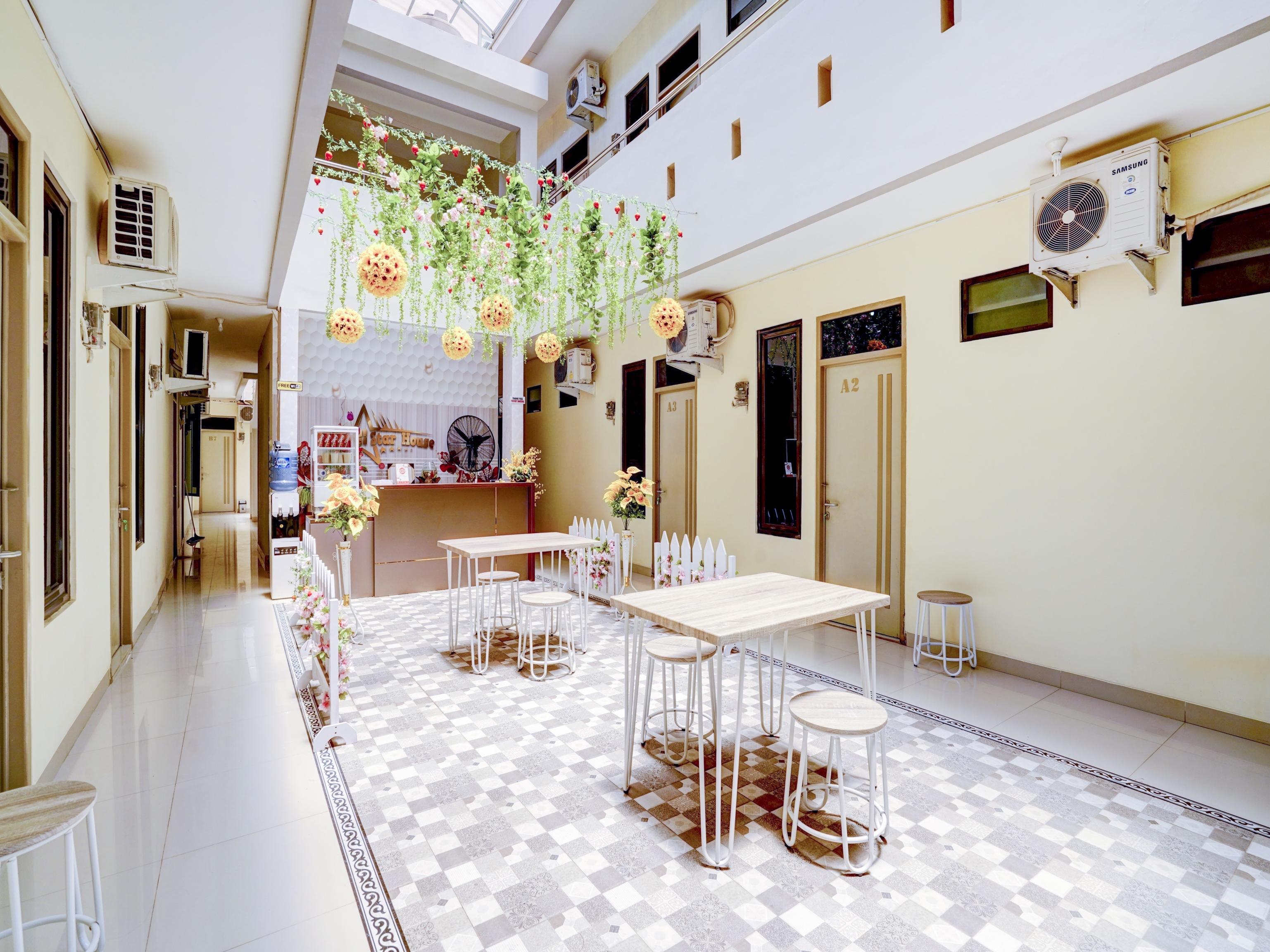 Hotel OYO 90052 Star House Cirebon Exterior foto