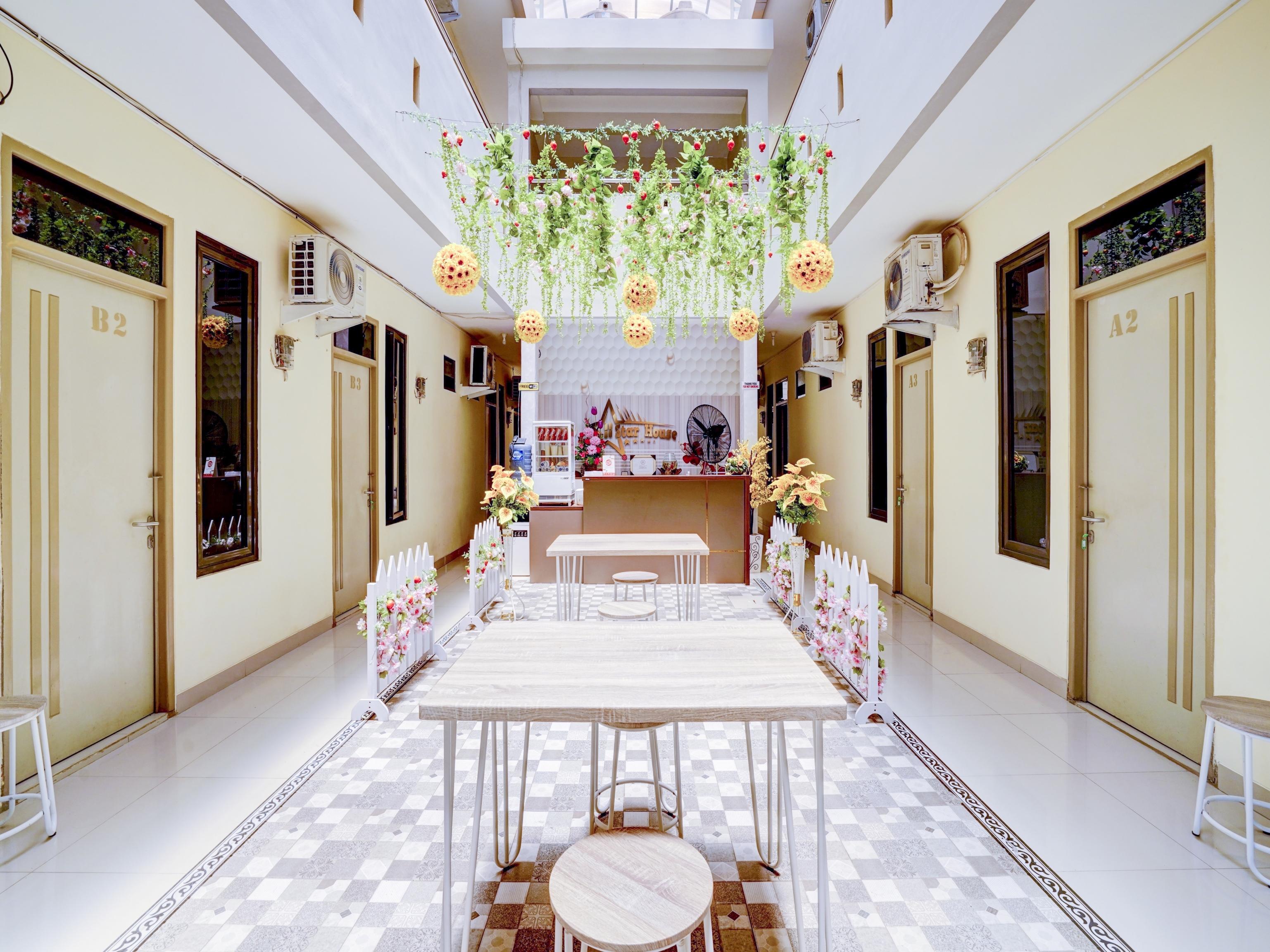 Hotel OYO 90052 Star House Cirebon Exterior foto